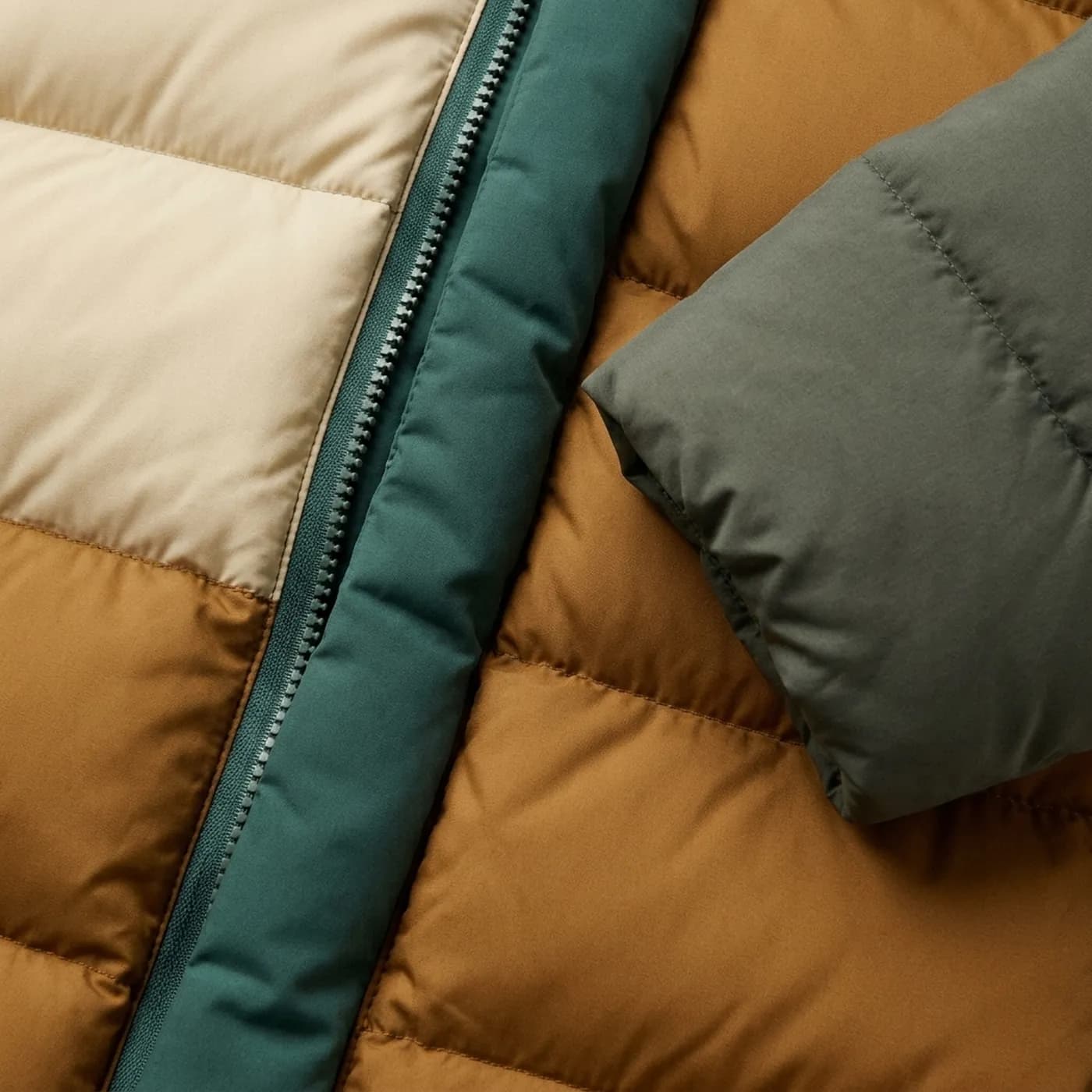 Doudoune color-block Ours — Détail matière