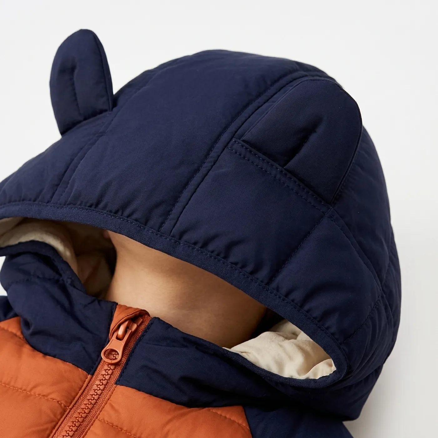 Doudoune urbaine color-block — Détail capuche